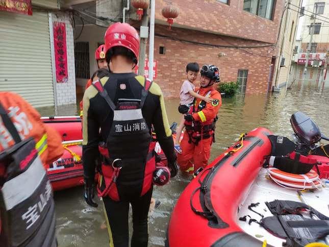 上海某高楼突发火灾事件最新进展揭秘：警示居民防火安全，紧急疏散行动纪实